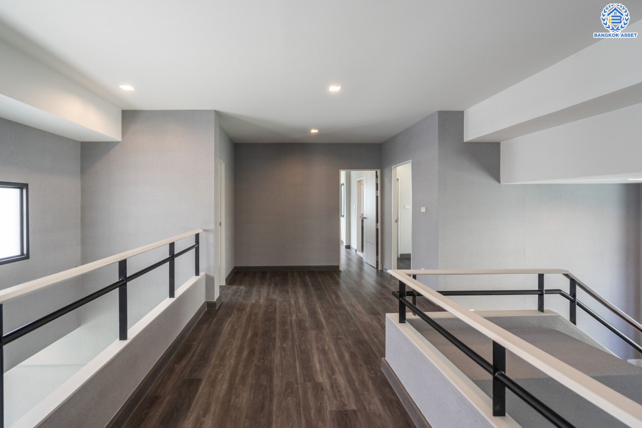 คฤหาสน์หลังใหญ่ตกแต่งใหม่ ม.บ้านสวนดอกไม้ ปิ่นเกล้า ดีไซน์สุด Luxury เนื้อที่ 154.5 ตร.ว. บนพื้นที่ใช้สอยถึง 435 ตร.ม. ฟังก์ชันจัดเต็ม 5 ห้องนอน 6 ห้องน้ำ 1 ห้องแม่บ้าน 2 ห้องอเนกประสงค์ (มีเรือนรับรองด้านข้าง พร้อมห้องน้ำในตัว) จอดรถได้ถึง 4 คัน บนทำเลเชื่อมต่อเมืองอย่างรวดเร็ว ใกล้ทางคู่ขนานลอยฟ้าบรมราชชนนี ทางด่วน "กาญจนาภิเษก" ม.มหิดล และเซ็นทรัลปิ่นเกล้า